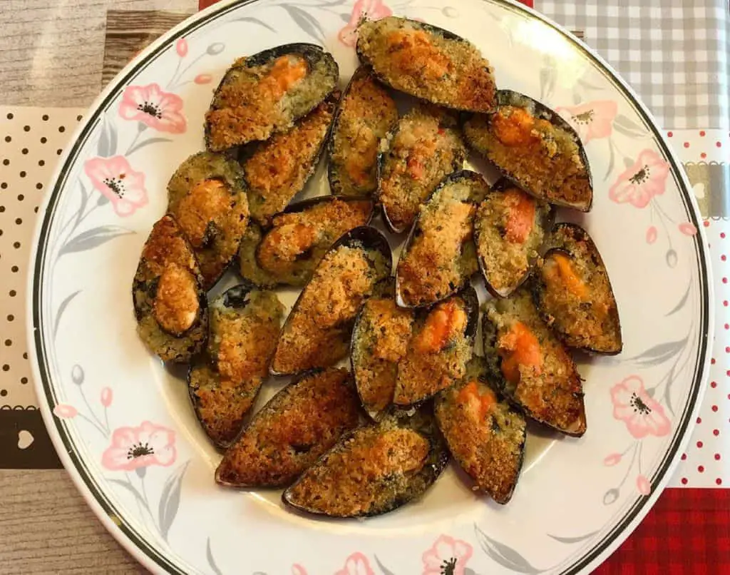 gratin mussels together on a plate